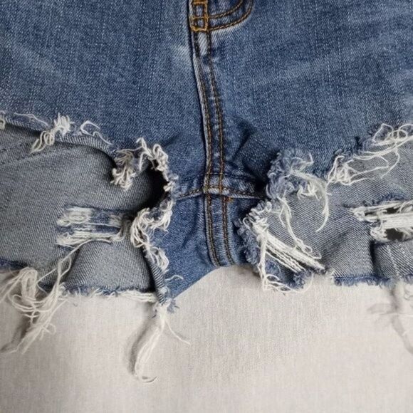 Free People Denim Shorts Womens Size 29 Junior Distressed Frayed Hem Summer Wear - Picture 4 of 6
